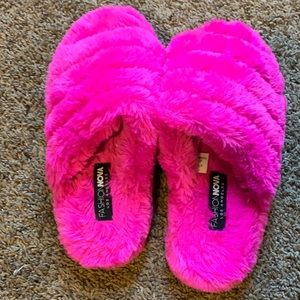 Fashion Nova Hot Pink Fuzzy Slippers 💕